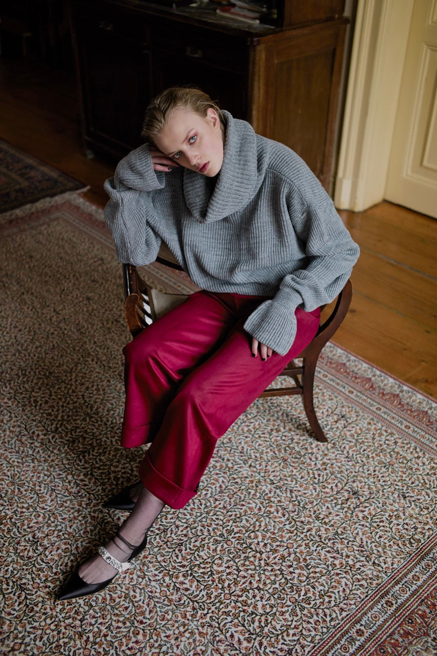Natalie Kolyozyan Muffle Gri Devrik Kazak Görünümü, Introverted AW18