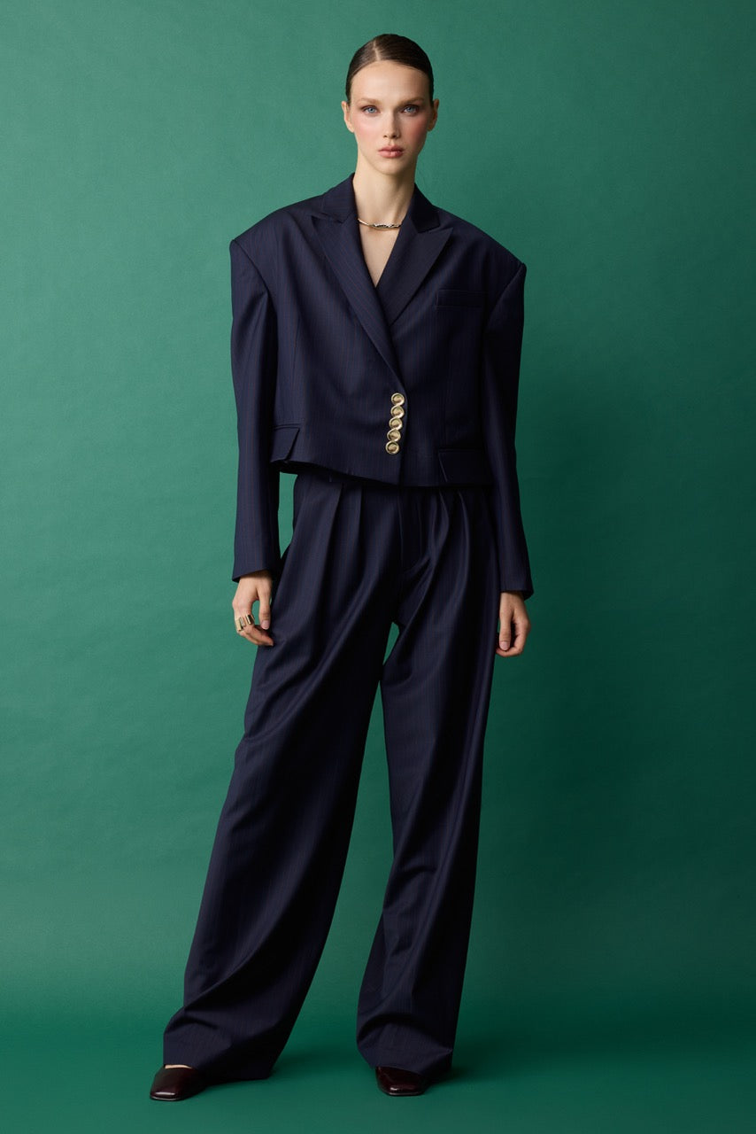 Natalie Kolyozyan Arcade Lacivert Pileli Geniş Paça Pantolon, Relief AW26, Look 14 kampanya görseli