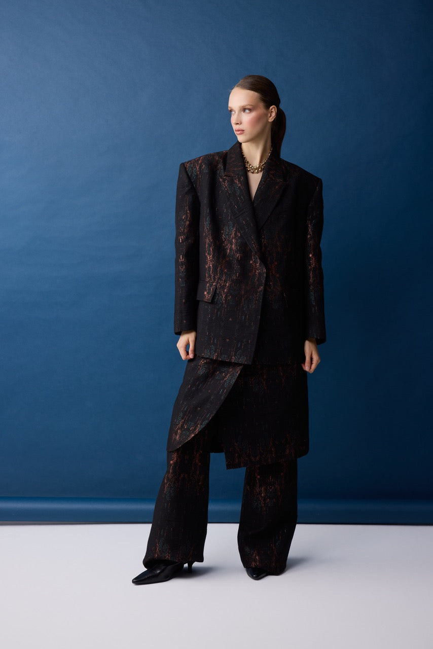 Natalie Kolyozyan Bronze Jakar Asimetrik Etek, Relief AW26, Look 31 kampanya görseli