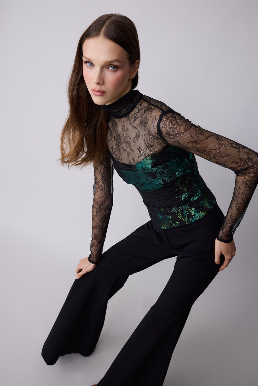 Natalie Kolyozyan Malachite Yeşil Jakar Büstiyer, Relief AW26, Look 8 kampanya görseli, görsel 2